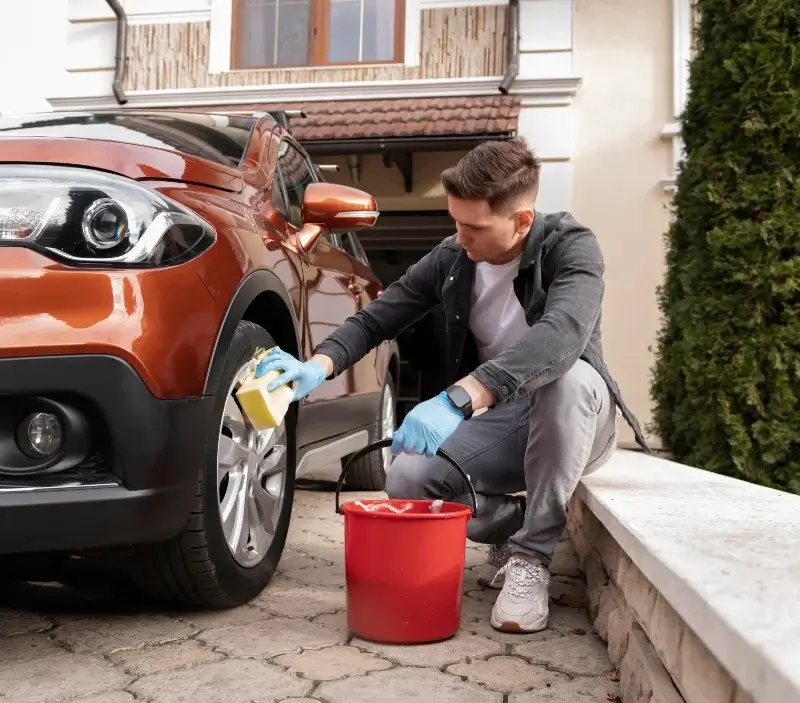 Lavage auto à domicile Frémainville : professionnel intervenant sur un véhicule